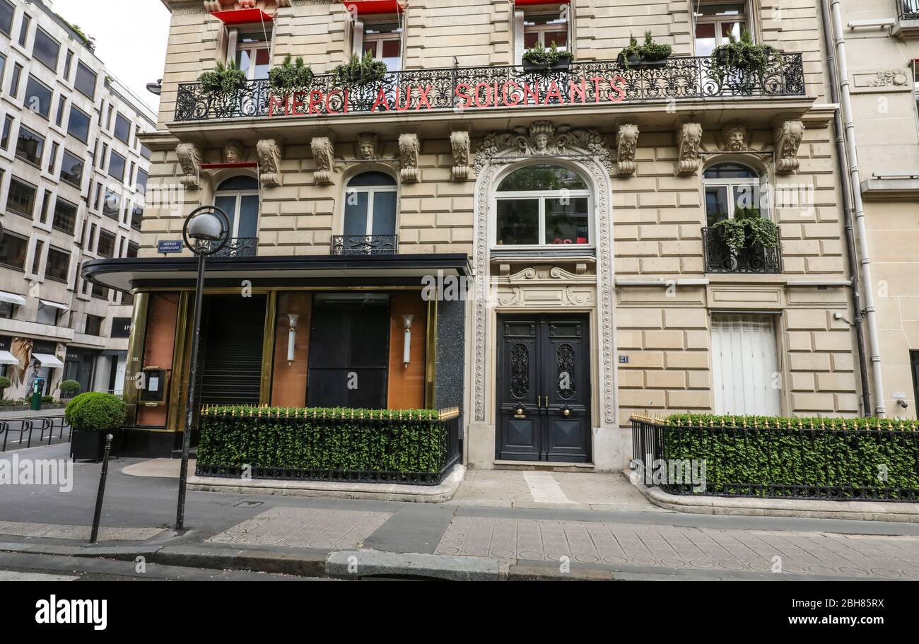 SOSTEGNO AGLI OPERATORI SANITARI IN UN EDIFICIO PARIGINO Foto Stock