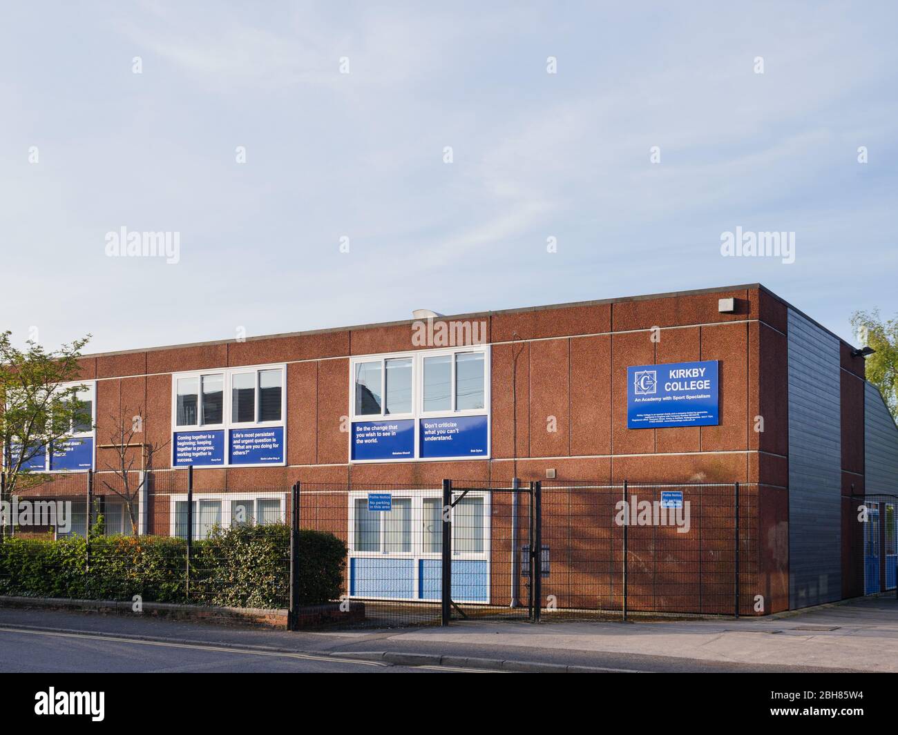 KIRKBY AD ASHFIELD, INGHILTERRA - APRILE 24: Esterno del Kirkby College, mattina presto, durante la chiusura di Coronavirus. Tennyson Street, a Kirkby, Ashfield, Foto Stock