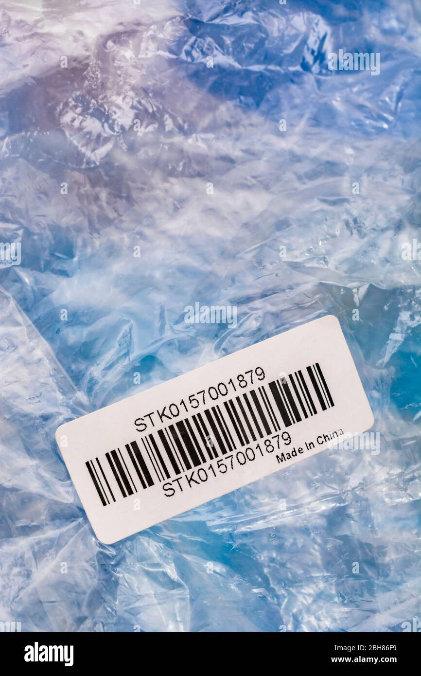 Etichetta ID stock sconosciuta stampigliata con "Made in China" sul legatore in plastica. Per le importazioni cinesi a basso costo, la guerra commerciale Usa-Cina, le tariffe commerciali, l’offshoring cinese Foto Stock