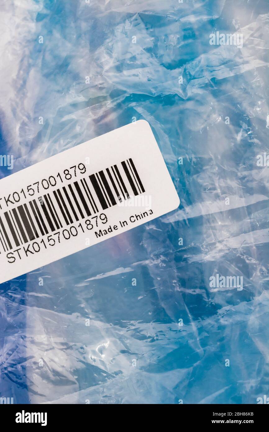 Etichetta ID stock sconosciuta stampigliata con "Made in China" sul legatore in plastica. Per le importazioni cinesi a basso costo, la guerra commerciale Usa-Cina, le tariffe commerciali, l’offshoring cinese Foto Stock