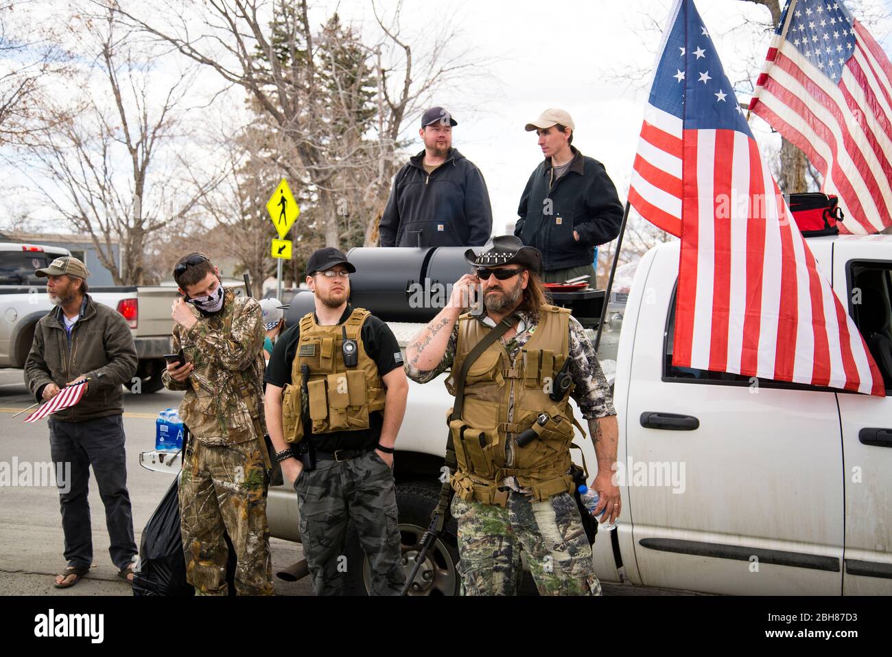 Helena, Montana - 19 aprile 2020: Yellowstone Militia of Billings, gruppo armato di uomini che trasportano armi e armi, proteggendo i diritti costituzionali e. Foto Stock