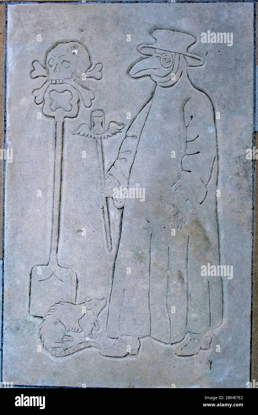 Seething Lane Garden, Londra, EC3, pietra di bandiera incisa del 17 ° secolo Grande peste tomba scavatore in abito protettivo completo che tiene spiade con cranio Foto Stock