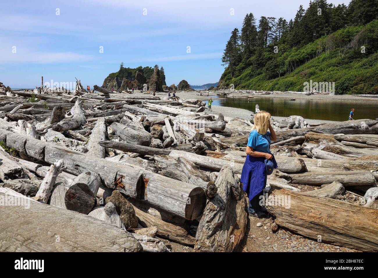La gente deve passare attraverso il legname di deriva per raggiungere o partire Ruby Beach, Forks, Olympic National Park, Washington, USA Foto Stock