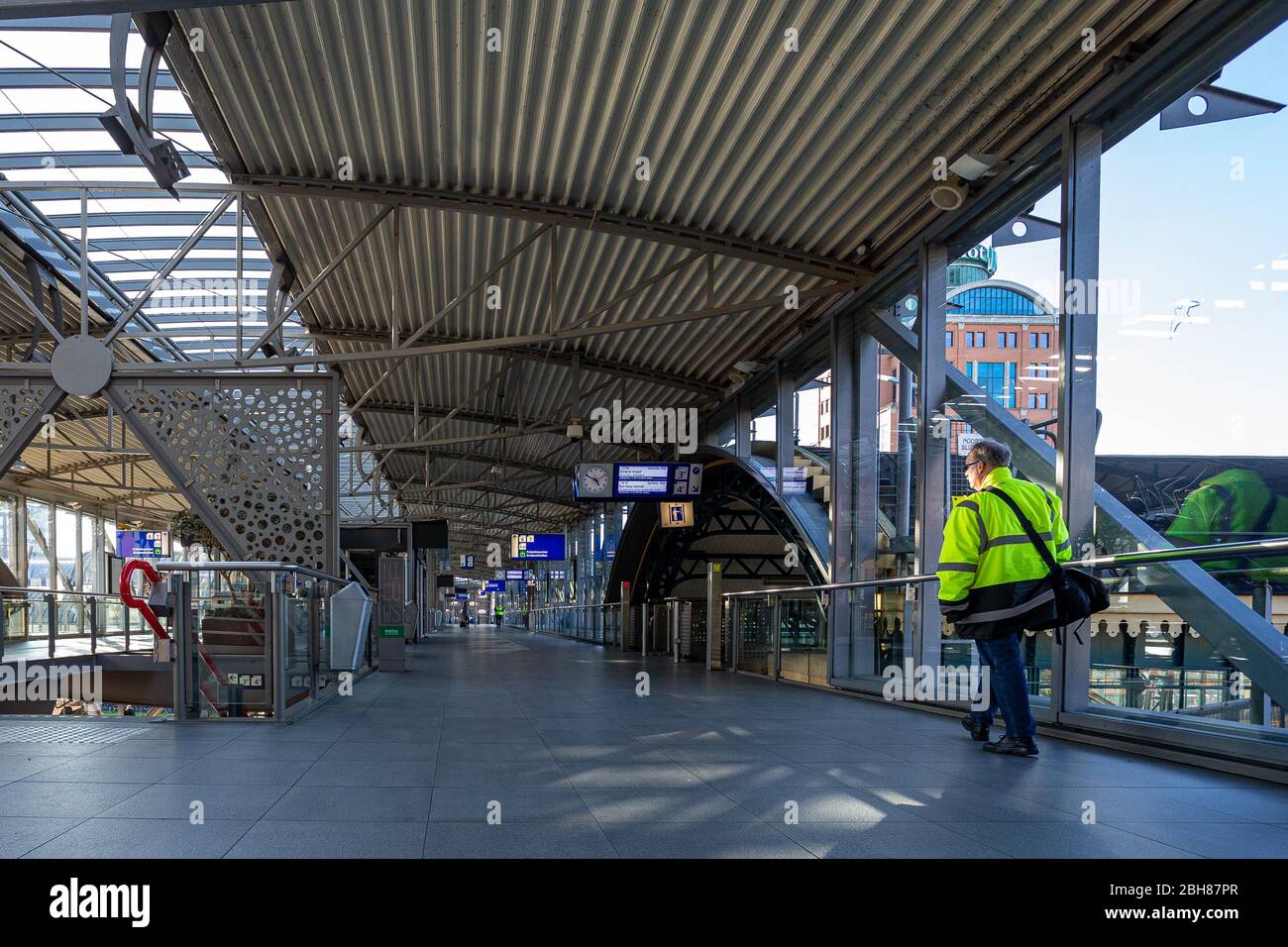 S-Hertogenbosch, 21-03-2020, dutchnews, Corona virus, trasporti pubblici vuoti, stazione ferroviaria quasi vuota a causa del virus corona in Õs-Hertogenbosch Credit: Pro Shots/Alamy Live News Foto Stock