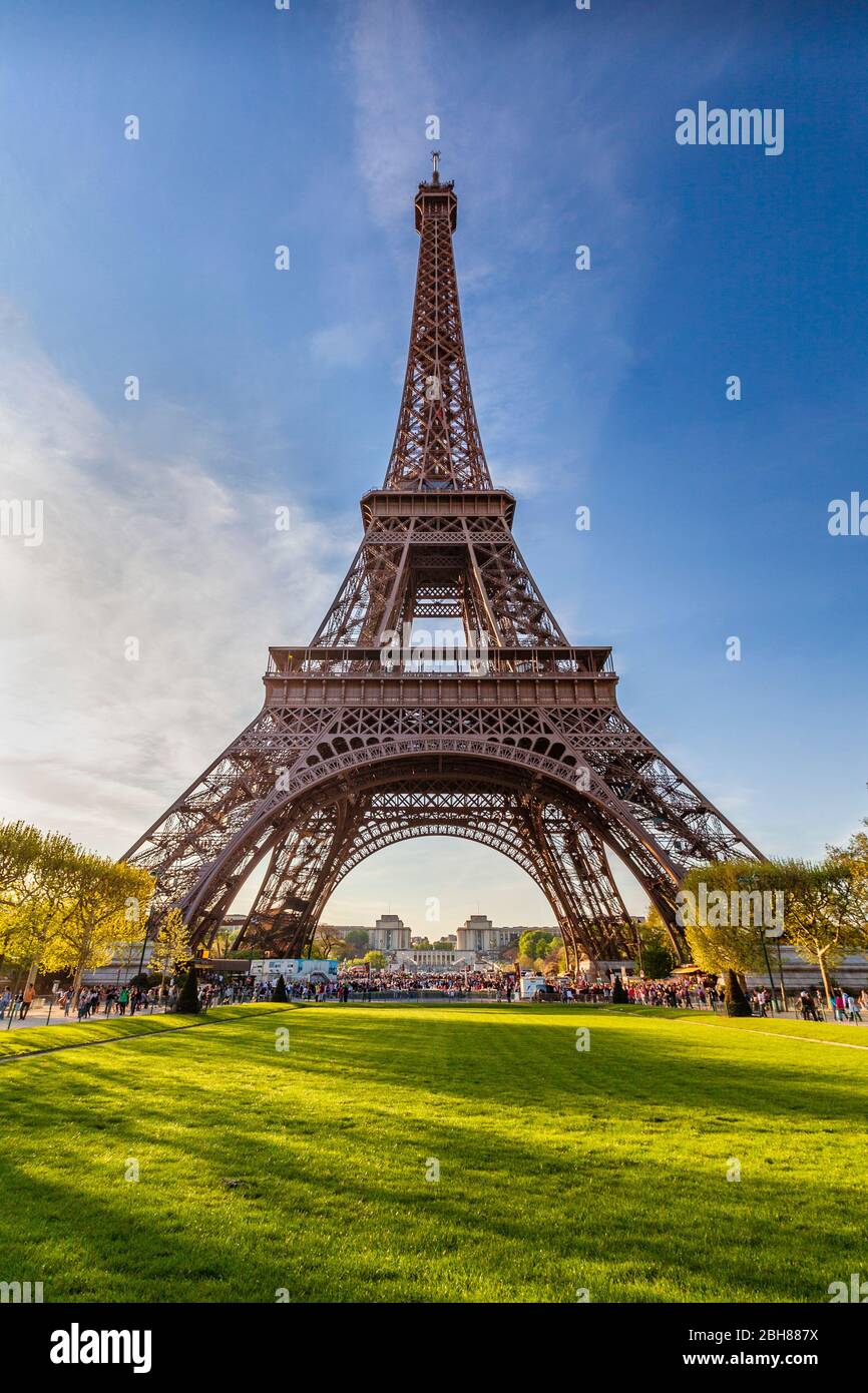 La Torre Eiffel dal Champ de Mars, Parigi Foto Stock