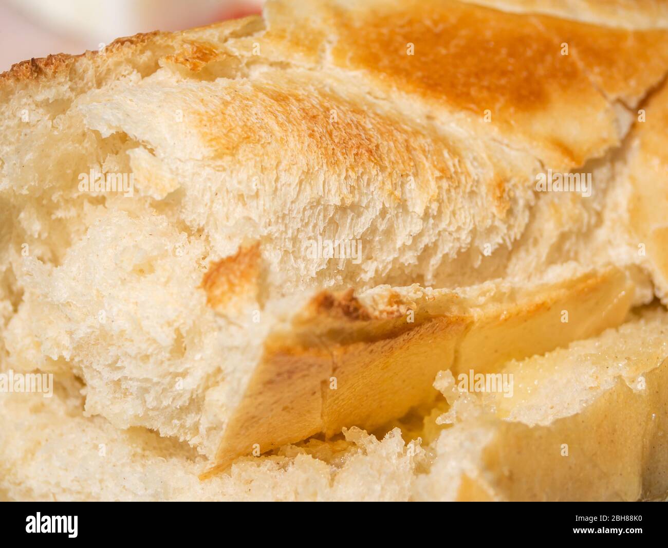 Pane caldo crostoso rotto e pronto a mangiare Foto Stock