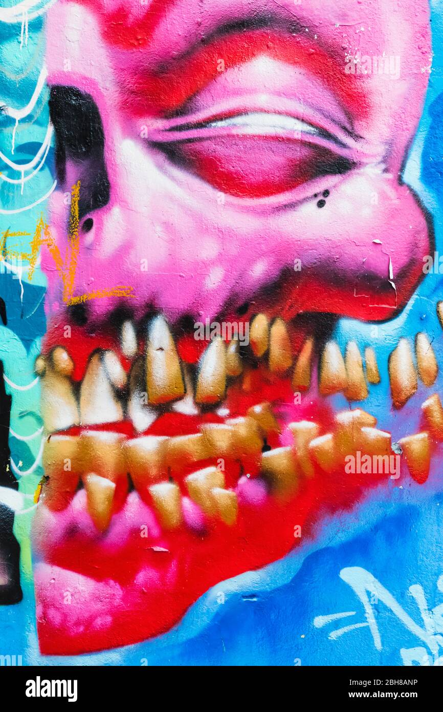 Inghilterra, Londra, Shoreditch, Arte di strada che ritrae i denti caduta dalla bocca umana Foto Stock