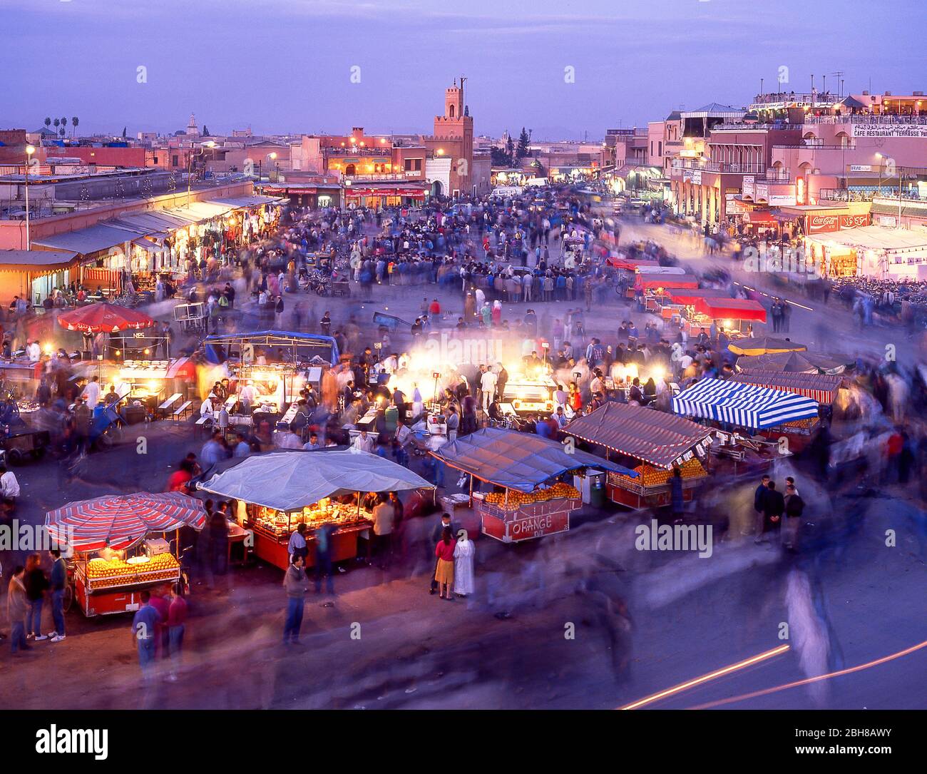 Piazza Djemaa el Fnaa al tramonto, Marrakech, Marrakech-Tensift-El Haouz Regione, Regno del Marocco Foto Stock