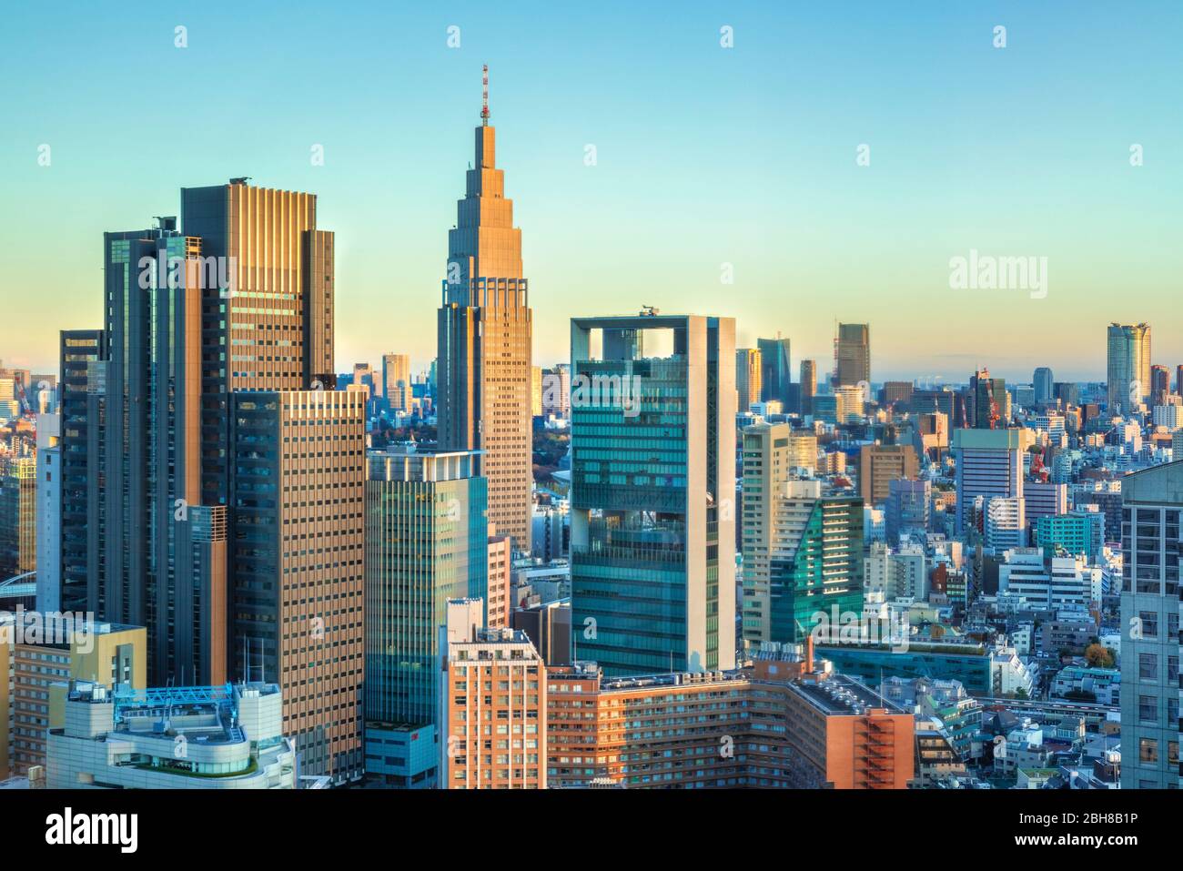 Giappone, Tokyo City, quartiere di Shinjuku, Stazione di Shinjuku, skyline del lato sud Foto Stock