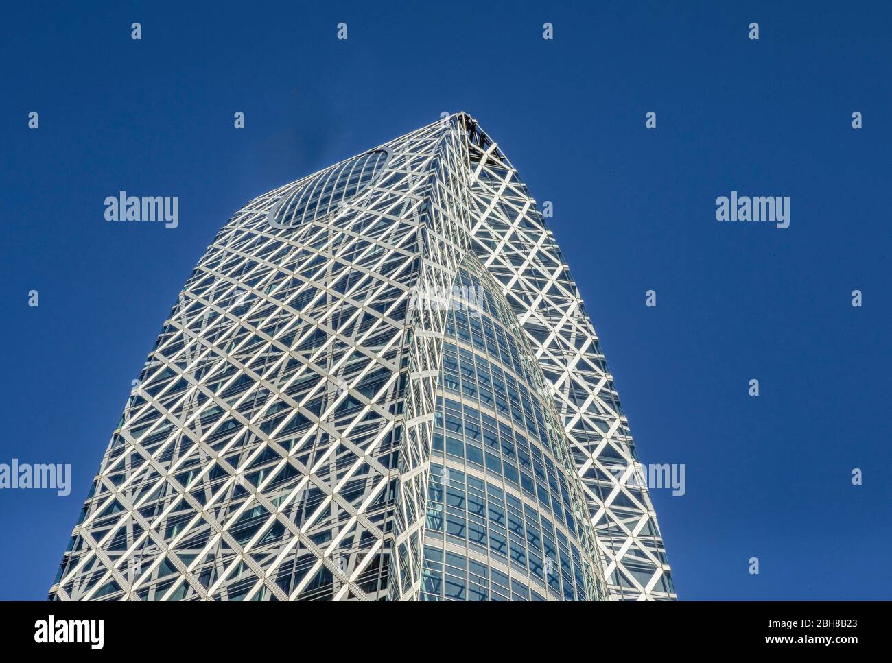Giappone, Tokyo City, Shinjuku District, Cocoon Tower Foto Stock