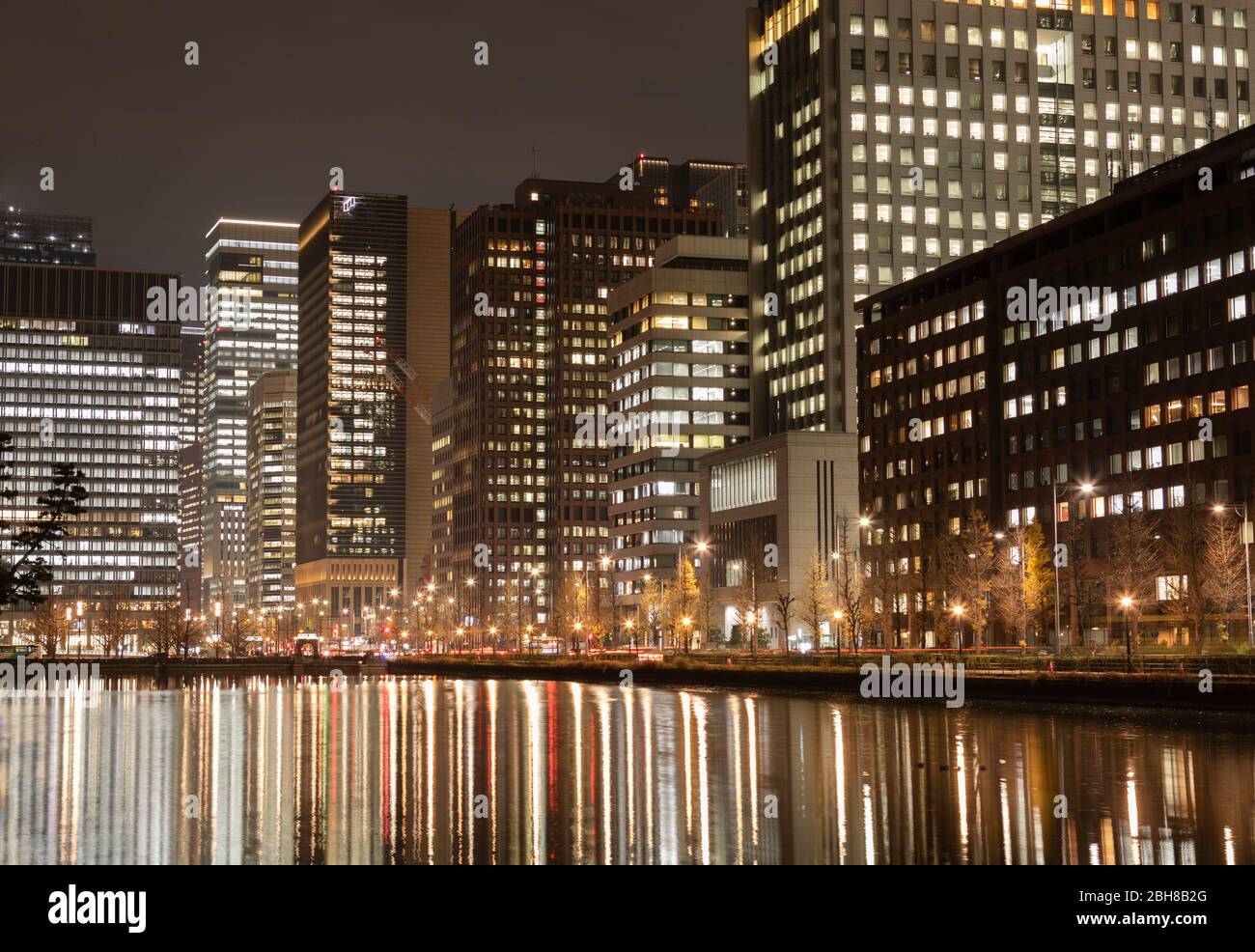 Giappone, Tokyo City, quartiere di Marunouchi, skyine al crepuscolo Foto Stock