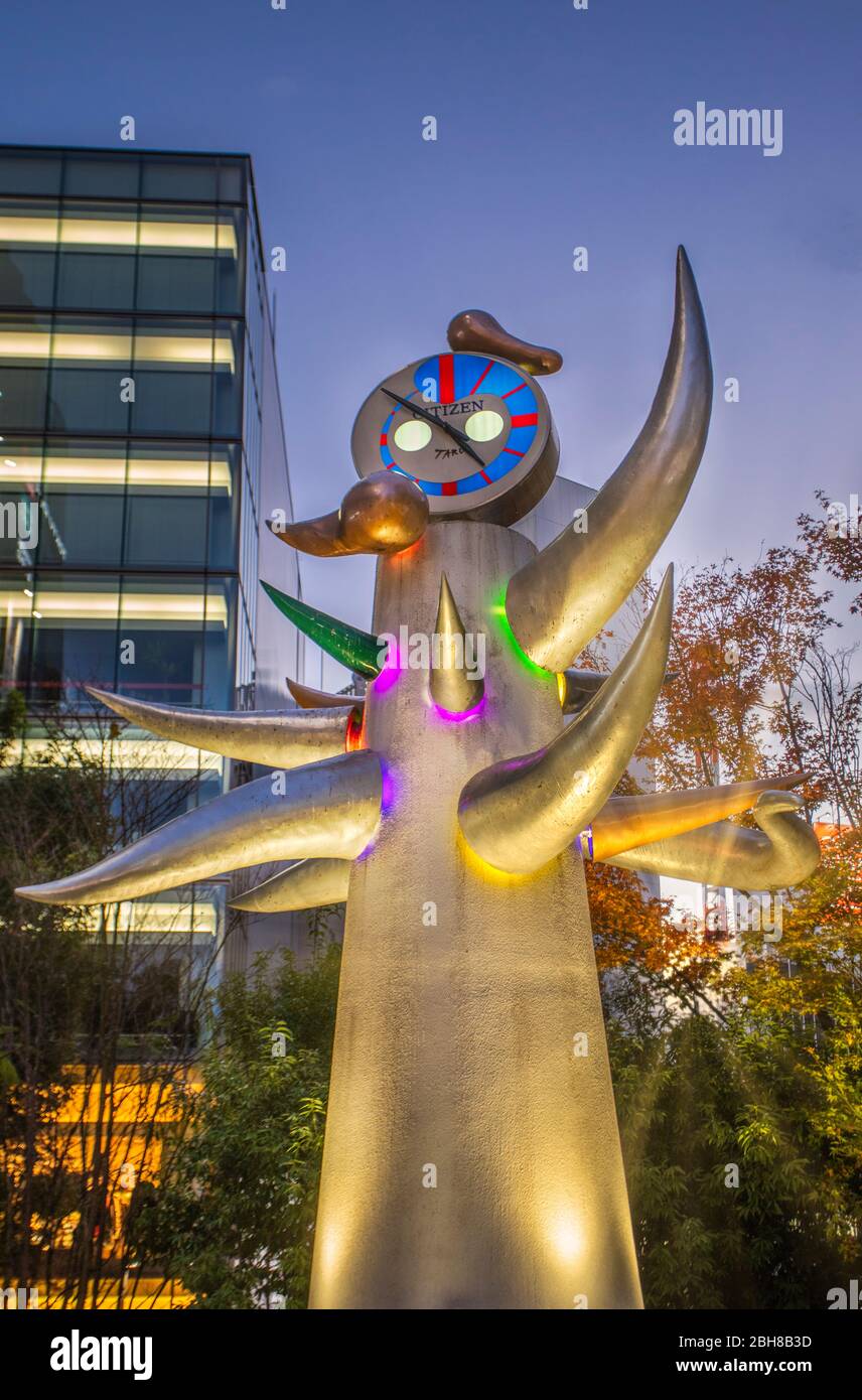 Giappone, Tokyo City, Ginza District, Harumi Dori Avenue, Okamoto Taro Sculpture Foto Stock