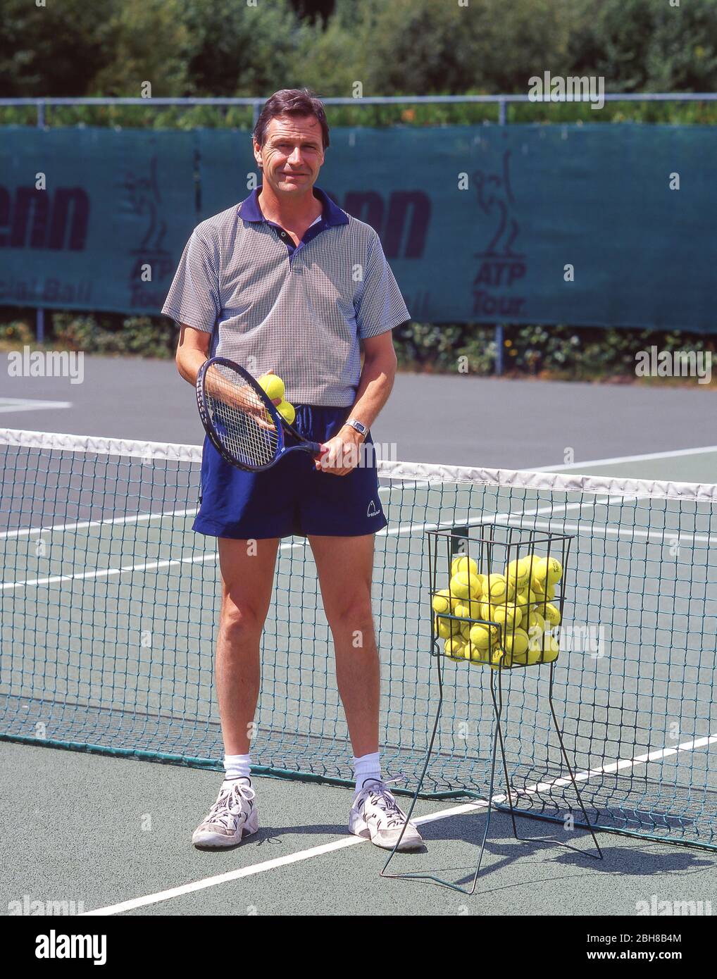 Allenatore di tennis maschile sul campo, Windsor, Berkshire, Inghilterra, Regno Unito Foto Stock