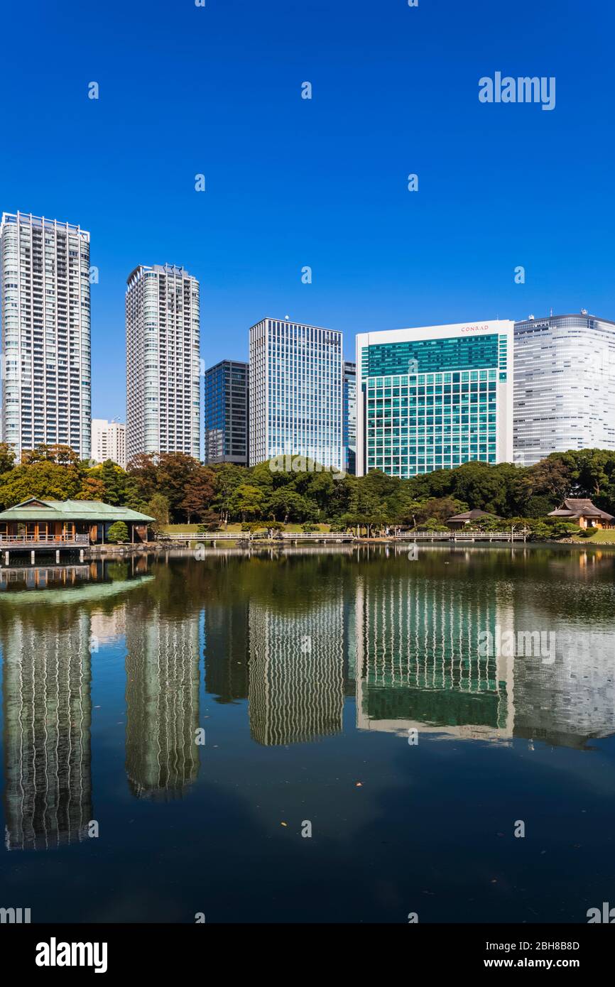 Giappone, Honshu, Tokyo, Hama-rikyu Gardens e la zona di Shiodome Skyline Foto Stock