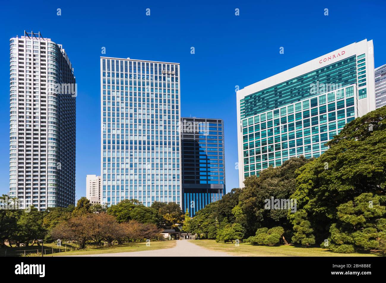 Giappone, Honshu, Tokyo, Hama-rikyu Gardens e la zona di Shiodome Skyline Foto Stock