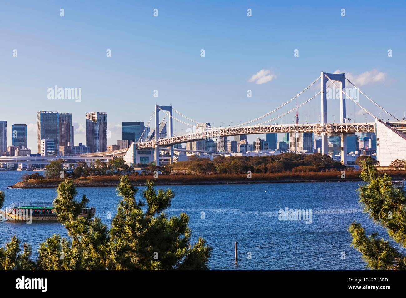 Giappone, Honshu, Tokyo, Odaiba, Tokyo Waterfront City, Rainbow Bridge e Tokyo City Ckyline Foto Stock