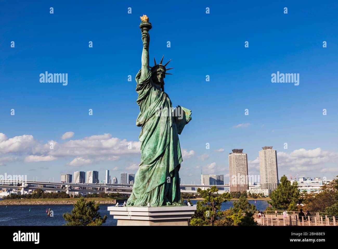 Giappone, Honshu, Tokyo Tokyo città del litorale, Odaiba, la Statua della Libertà e dello skyline di Tokyo Foto Stock