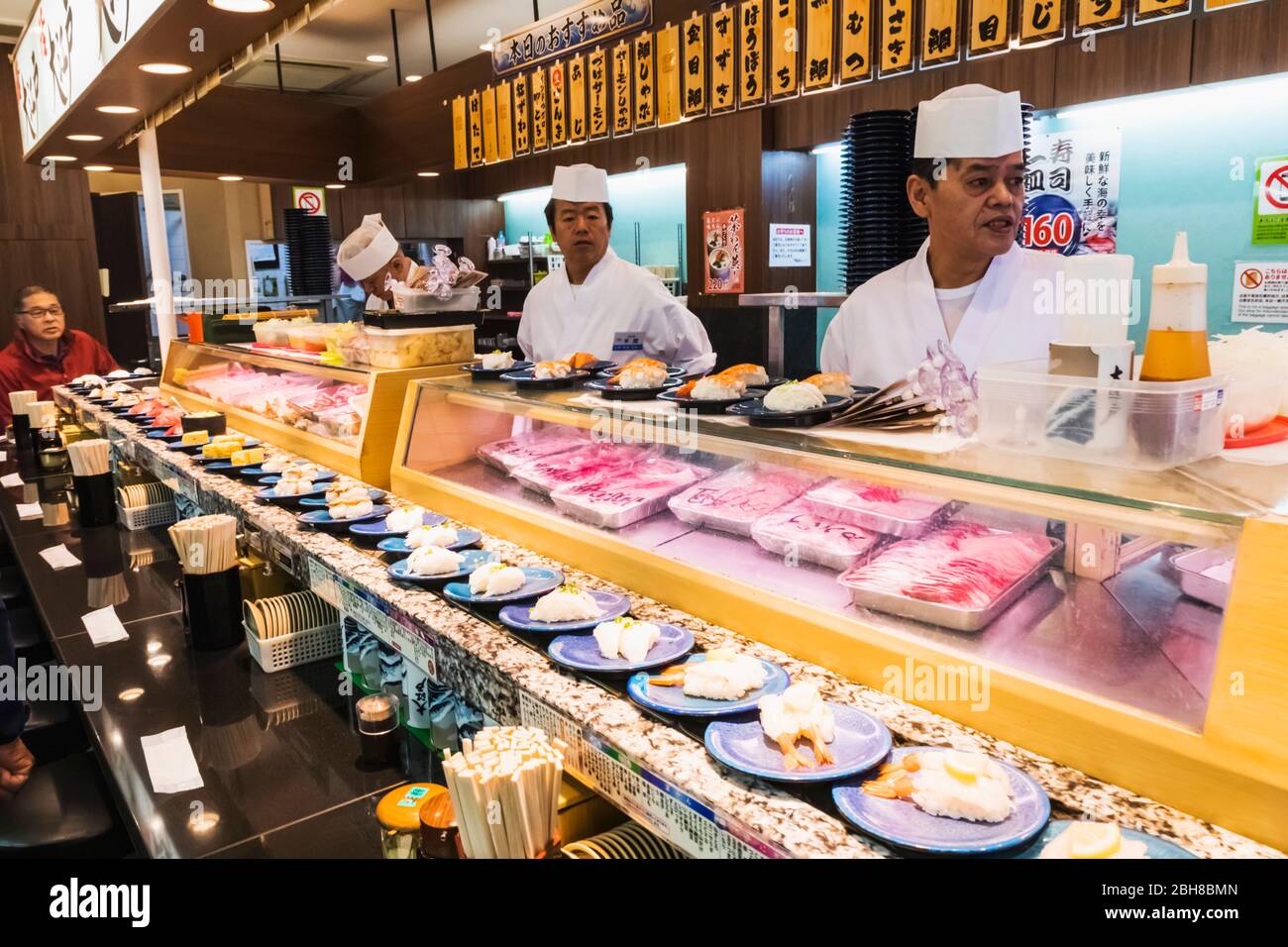 Giappone, Honshu, Tokyo, Ristorante Conveyor Belt Sushi Foto Stock