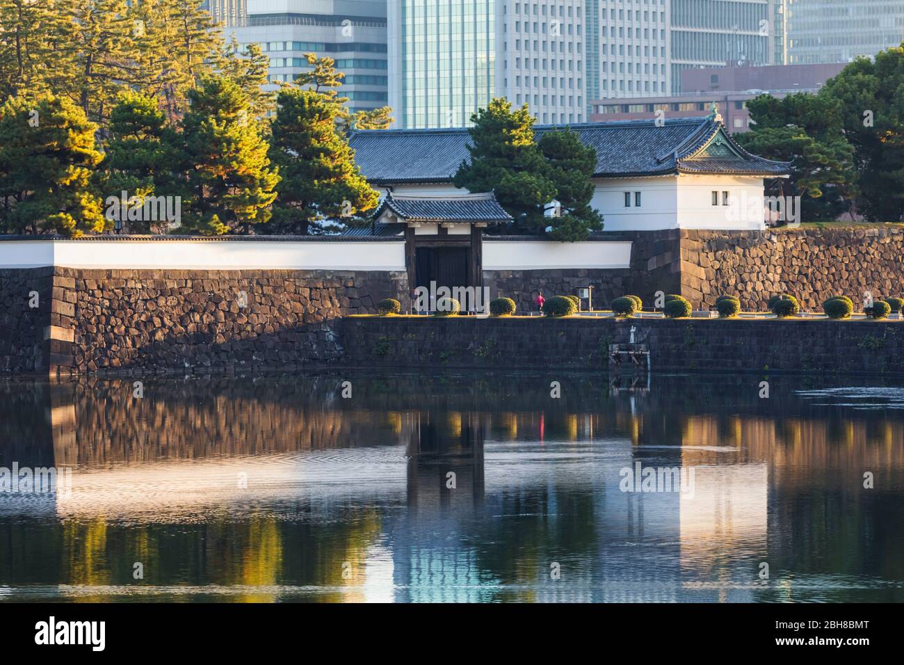 Giappone, Honshu, Tokyo, Hibiya, Palazzo Imperiale, Sakuradamon Gate e zona di Hibiya Skyline Foto Stock