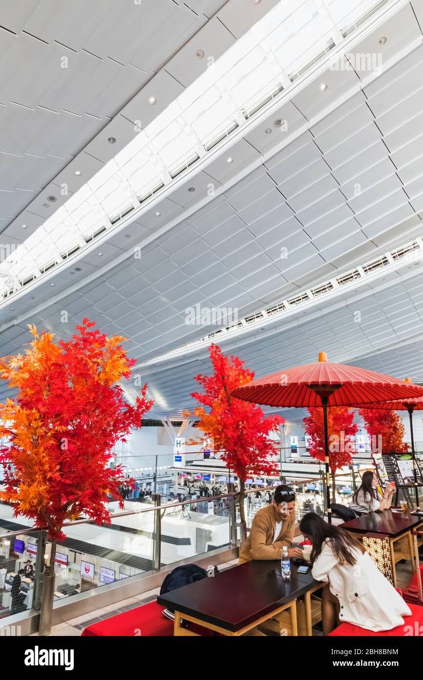 Giappone, Honshu, Tokyo Haneda, Terminal Internazionale, Area di partenza, i passeggeri di relax presso il Cafe Foto Stock