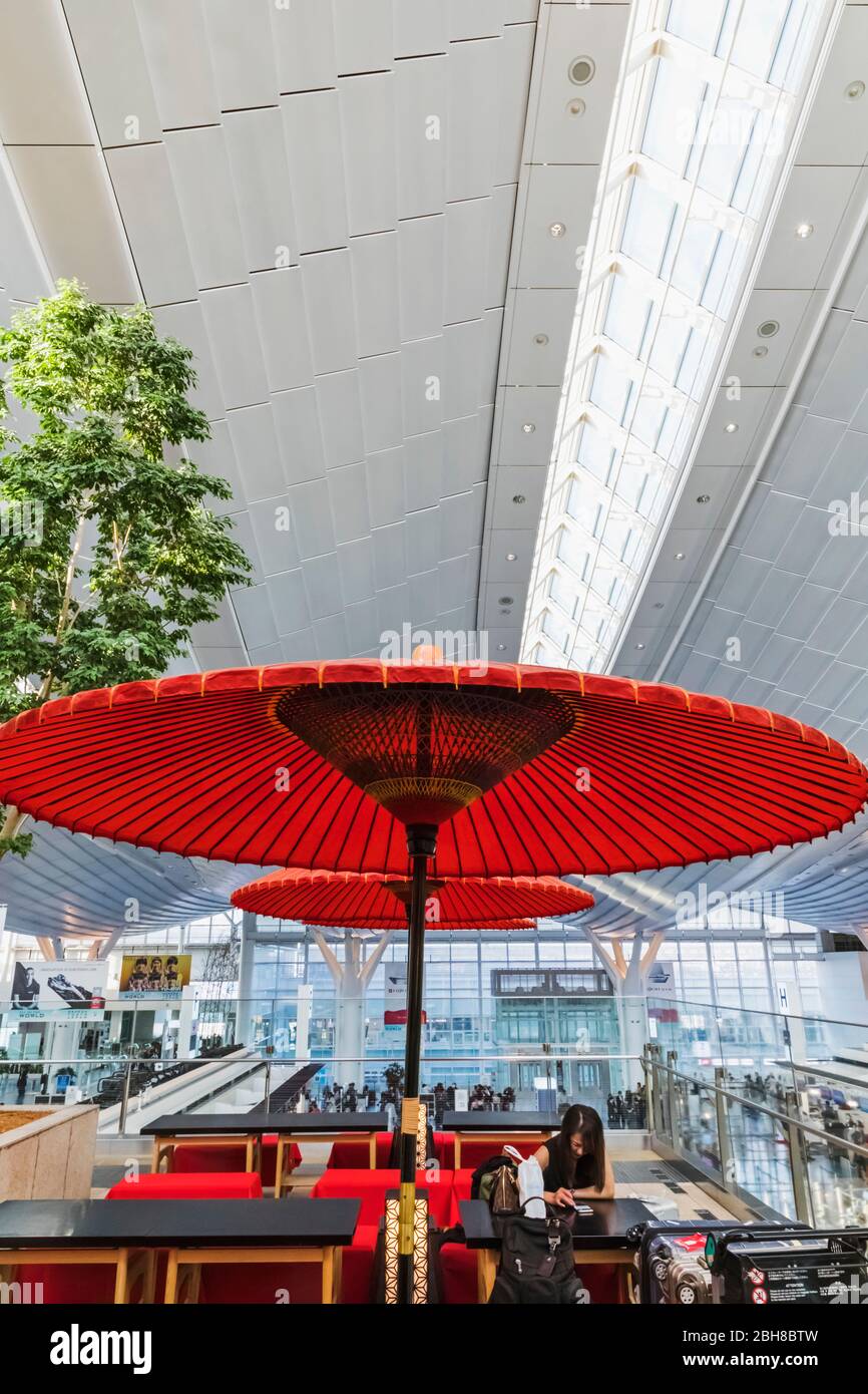 Giappone, Honshu, Tokyo, Aeroporto Haneda, Terminal Internazionale, Area Partenze, passeggeri che si rilassano al Cafe Foto Stock