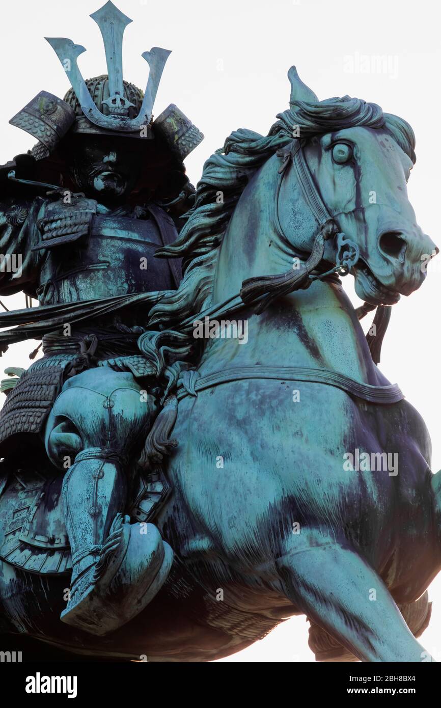 Giappone, Honshu, Tokyo, Hibiya, Palazzo Imperiale giardino esterno, Statua del XIV secolo Samurai Warrior Kusunoki Masasshige a cavallo Foto Stock