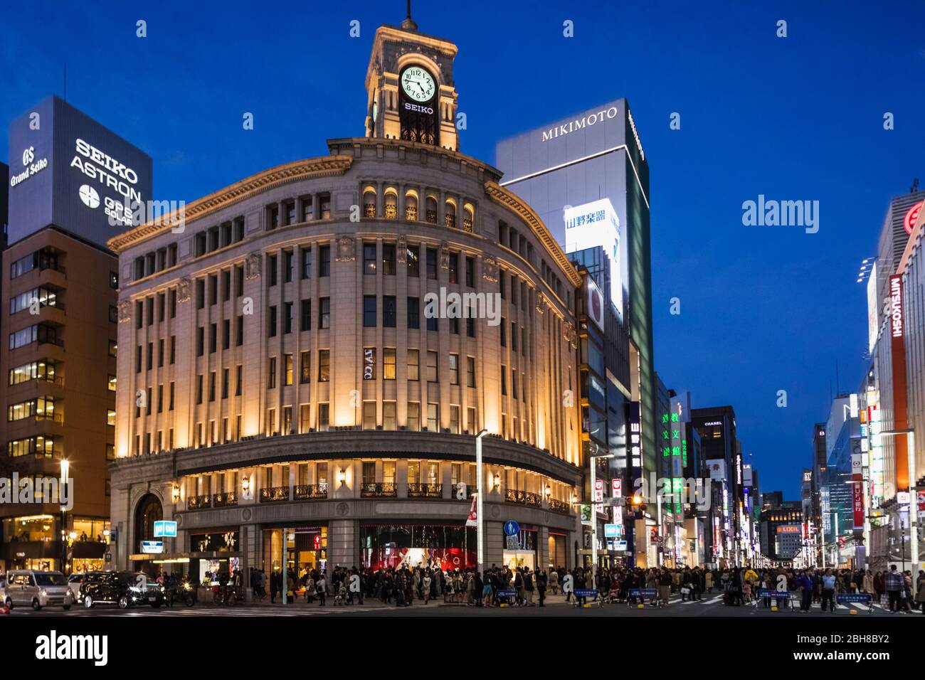 Giappone, Honshu, Tokyo, Ginza, Ginza Yonchome intersezione, la Wako e Mikimoto edifici Foto Stock