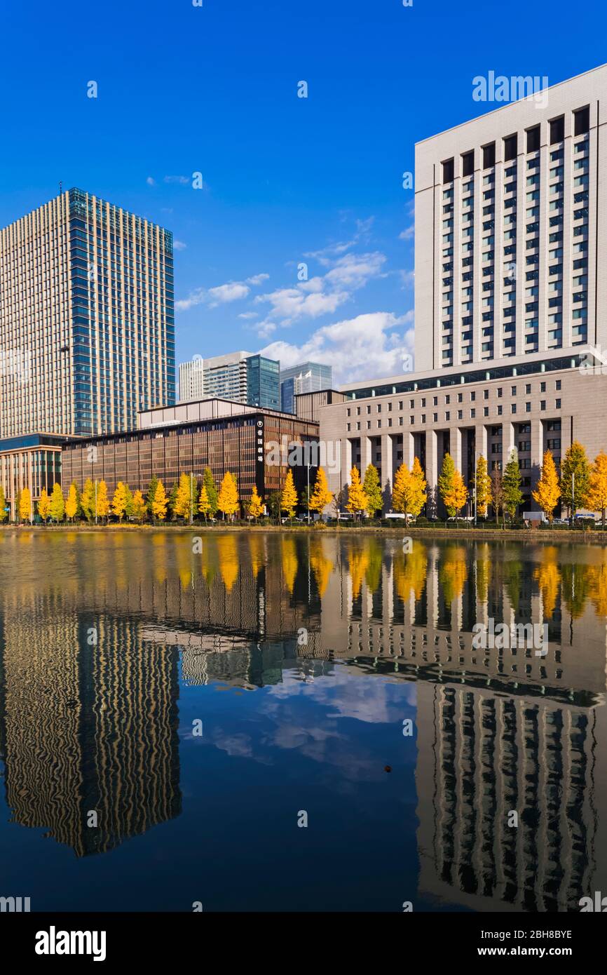 Giappone, Honshu, Tokyo, Marunouchi, Hibiya-dori e Area di Marunouchi Skyline si riflette nel Palazzo Imperiale fossato esterno Foto Stock
