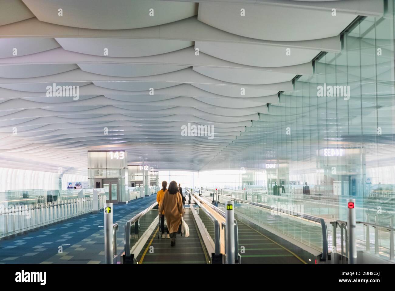 Giappone, Honshu, Tokyo Haneda, Terminal Internazionale, gate di partenza muovendosi Escalator Foto Stock