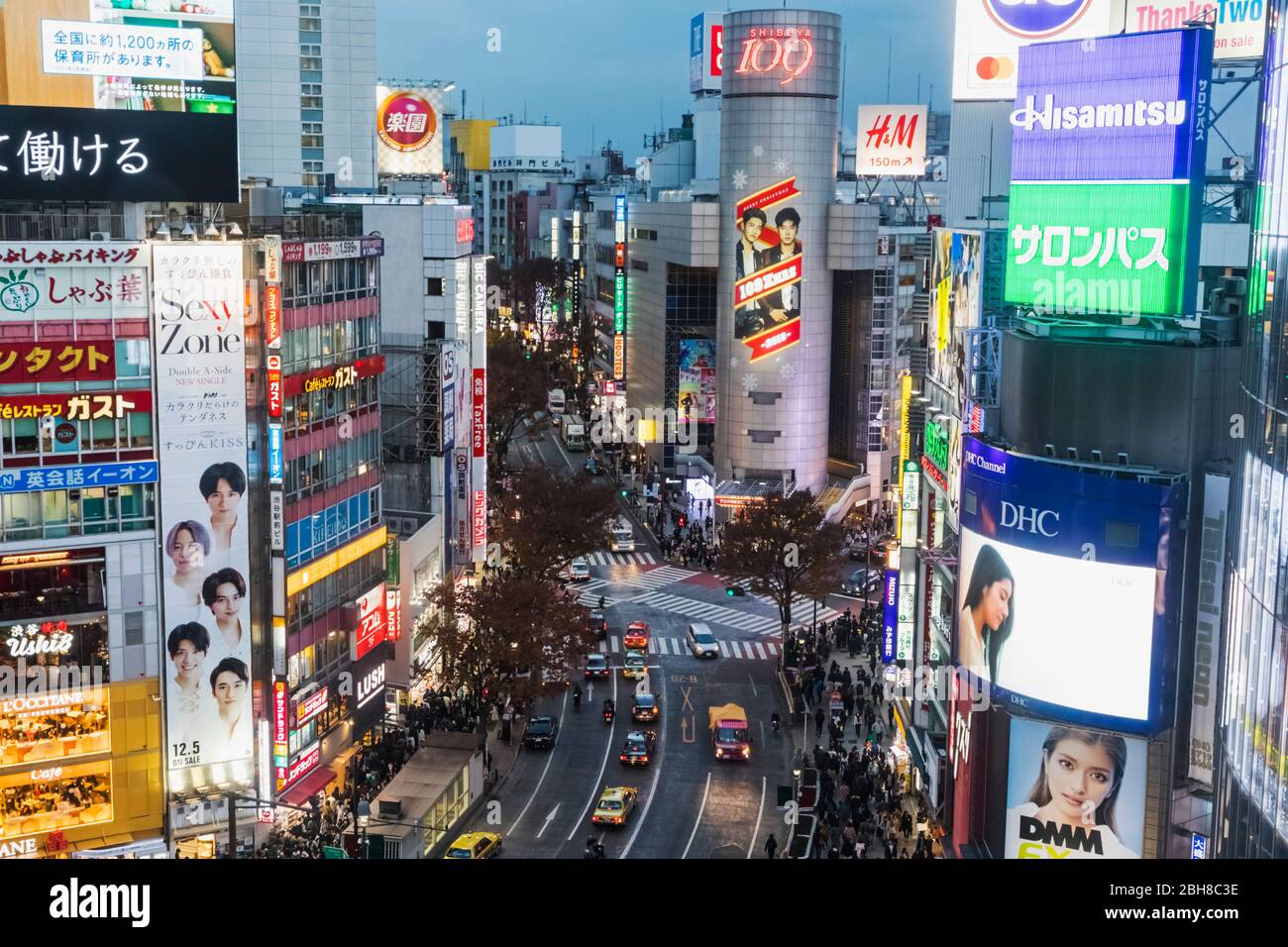 Giappone, Honshu, Tokyo, Shibuya, luci notturne e sullo skyline Foto Stock