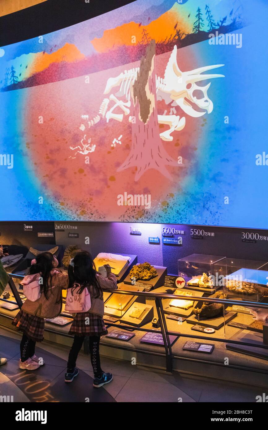 Giappone, Honshu, Tokyo, Hibiya, il parco Ueno, il Museo Nazionale della Scienza e Natura, Bambini guardando la mostra dei reperti fossili storico Foto Stock