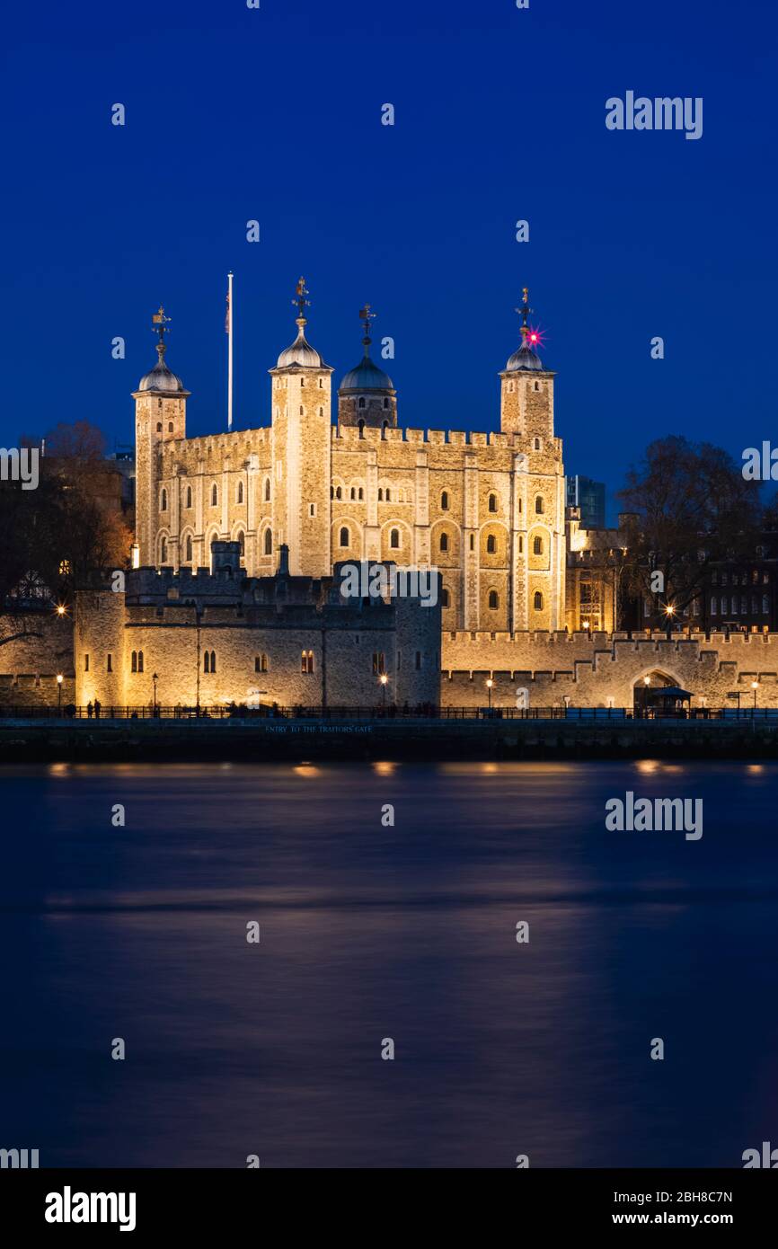 Inghilterra, Londra, vista notturna della Torre di Londra e al Fiume Tamigi Foto Stock