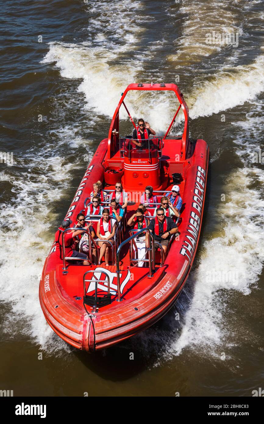 Inghilterra, Londra, Thames razzi Speedboat con passeggeri sul Fiume Tamigi Foto Stock