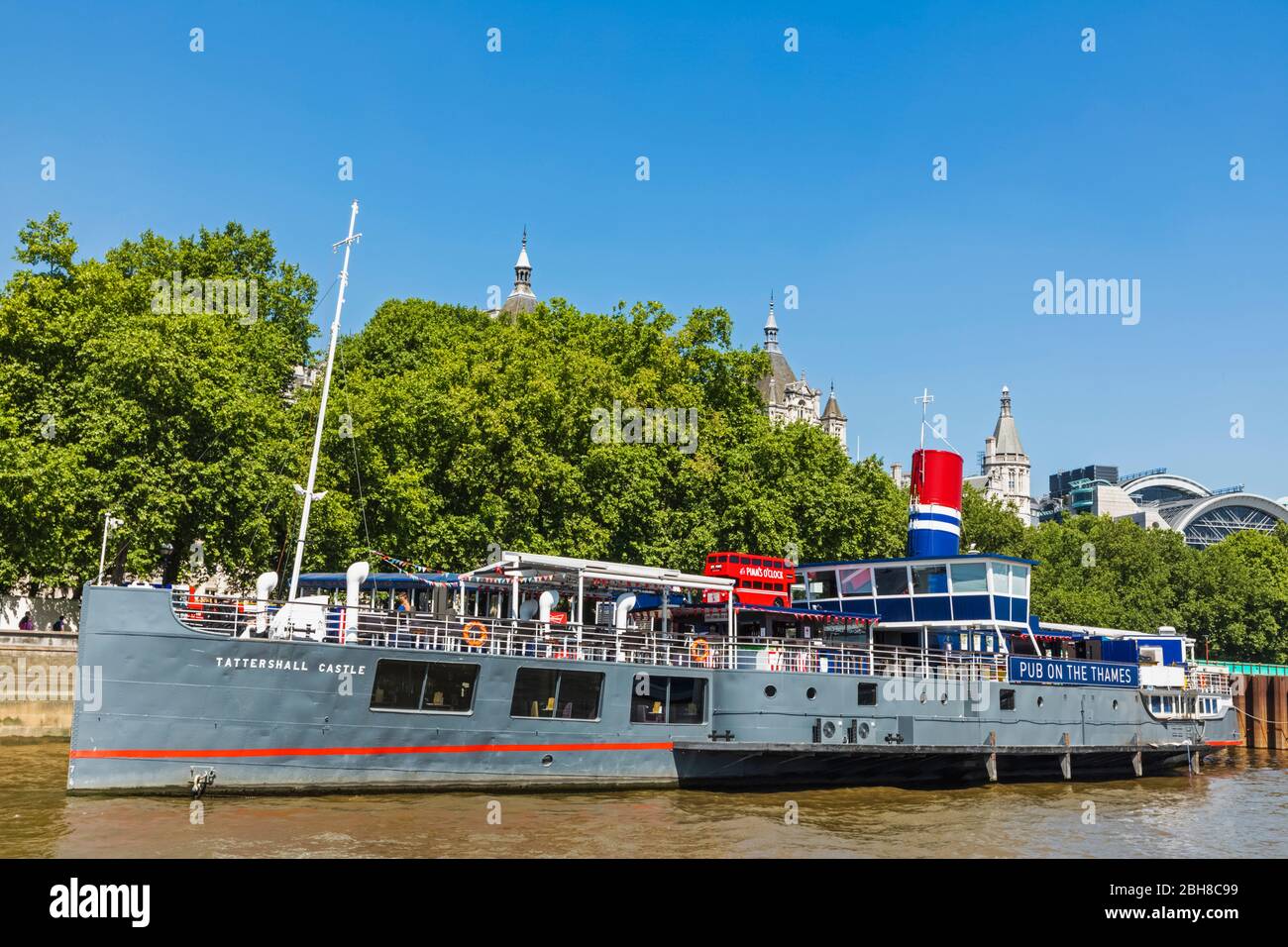 Inghilterra, Londra, Whitehall, Victoria Embankment, Tattershall Castle Pub flottante Foto Stock