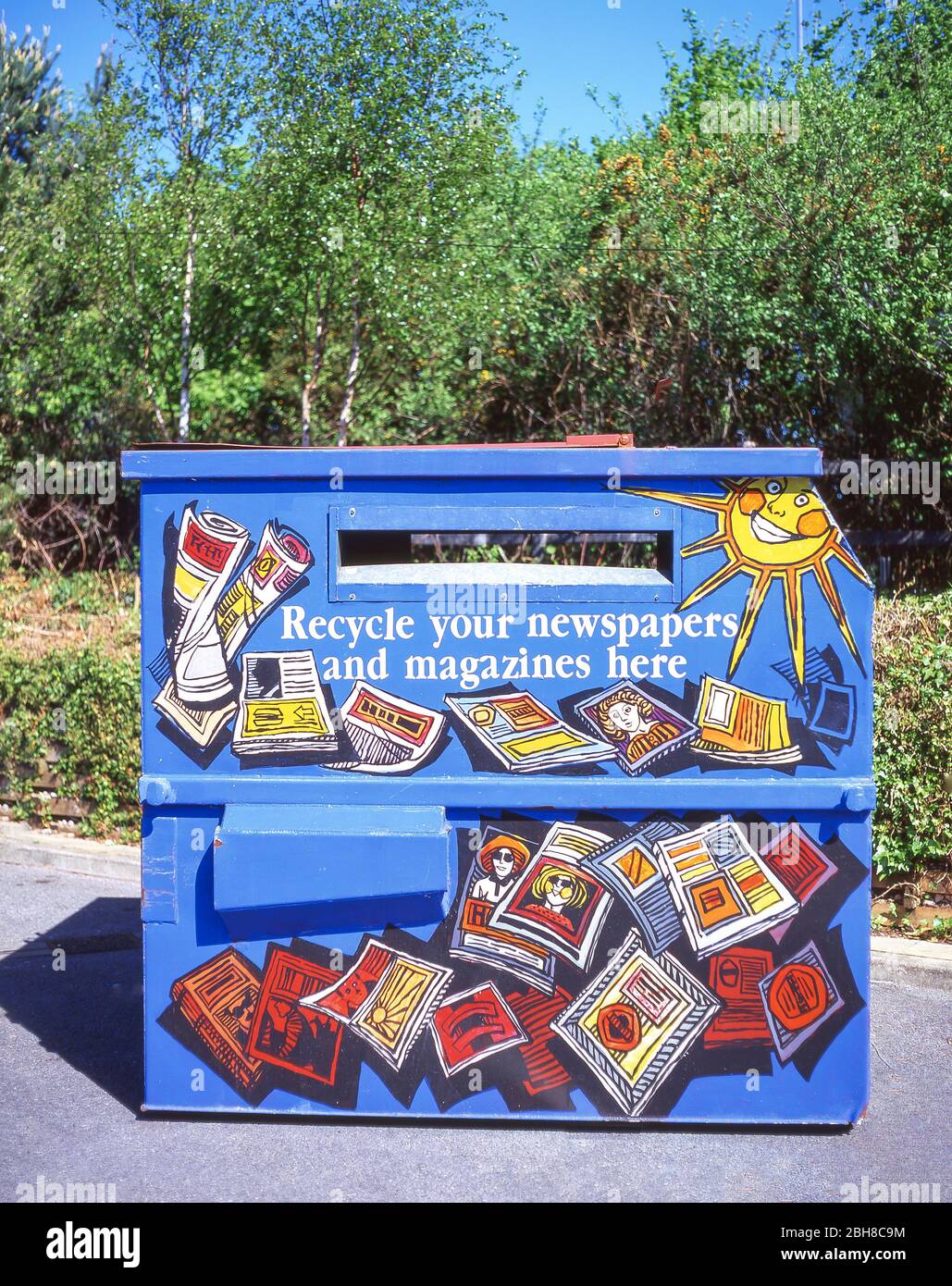 Cestino di riciclaggio di giornale e della rivista, Londra Borough of Richmond upon Thames, Greater London, Inghilterra, Regno Unito Foto Stock