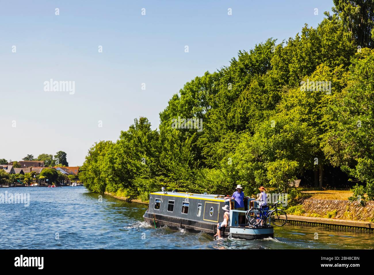 Inghilterra, Londra, stretta barca sul fiume Tamigi vicino Kingston-upon-Thames Foto Stock