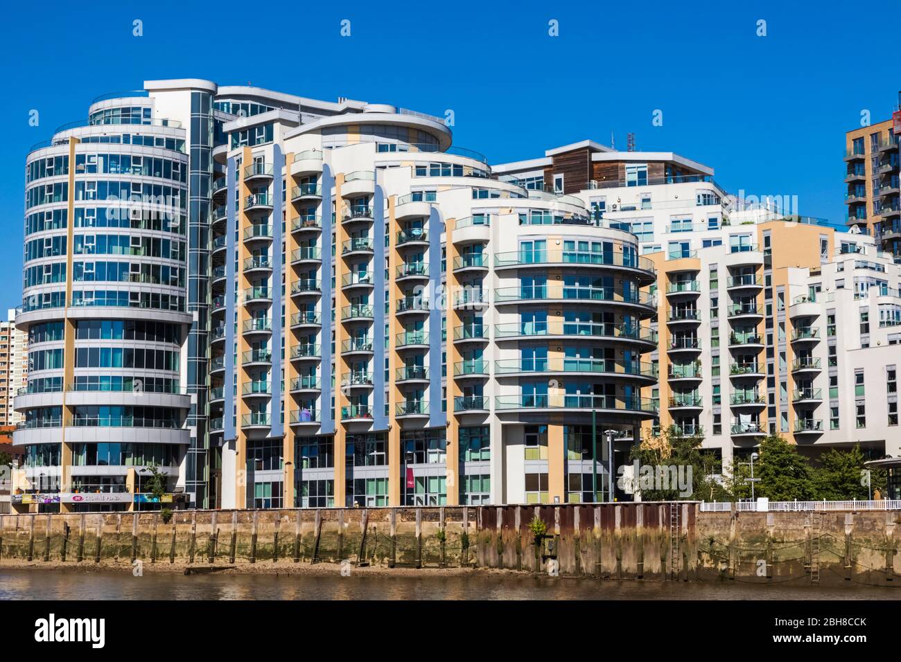 Inghilterra, Londra, Battersea, Riverfront Skyline e Crowne Plaza Hotel Foto Stock