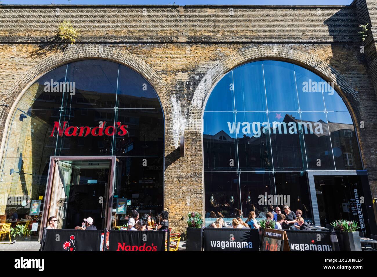 Inghilterra, Londra, Southwark, Londra London Bridge città mercato di Borough, Clink Street, Nando e Wagamama Ristoranti Foto Stock