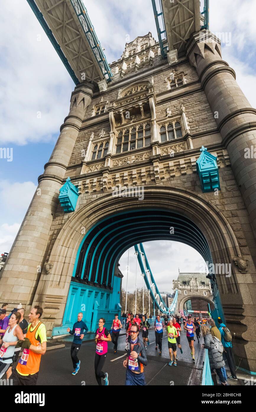 Inghilterra, London, 2018 Londra mezza maratona, guide su Tower Bridge Foto Stock