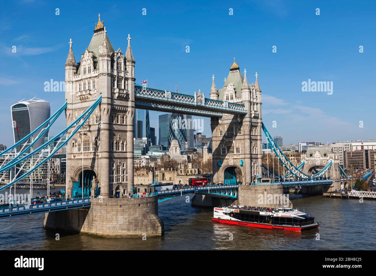 Inghilterra, Londra, il Tower Bridge e la City of London Skyline con fiume tour in barca sul Tamigi Foto Stock