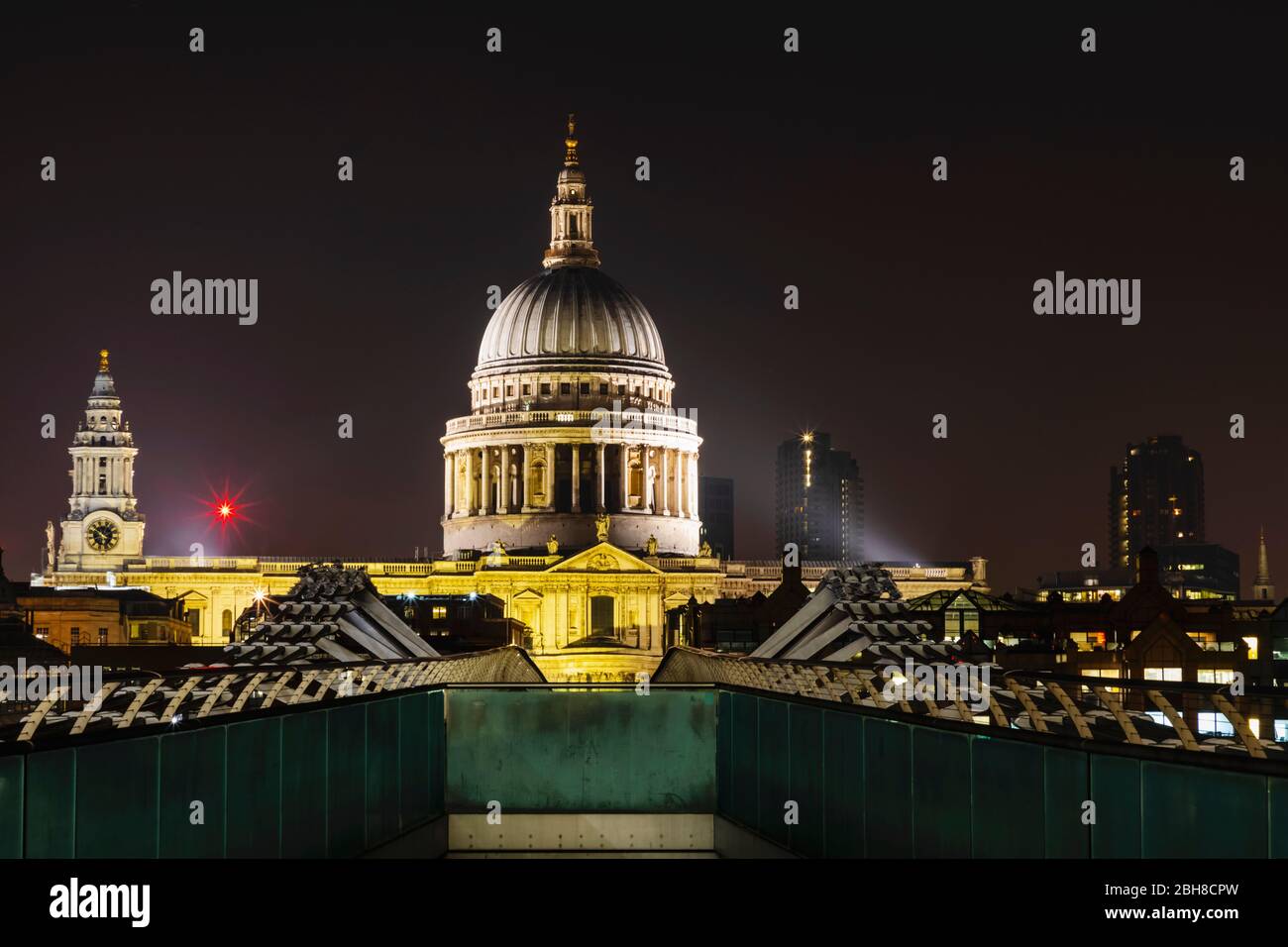 Inghilterra, Londra City di Londra, il Millennium Bridge e San Paolo Cattedrale di notte Foto Stock