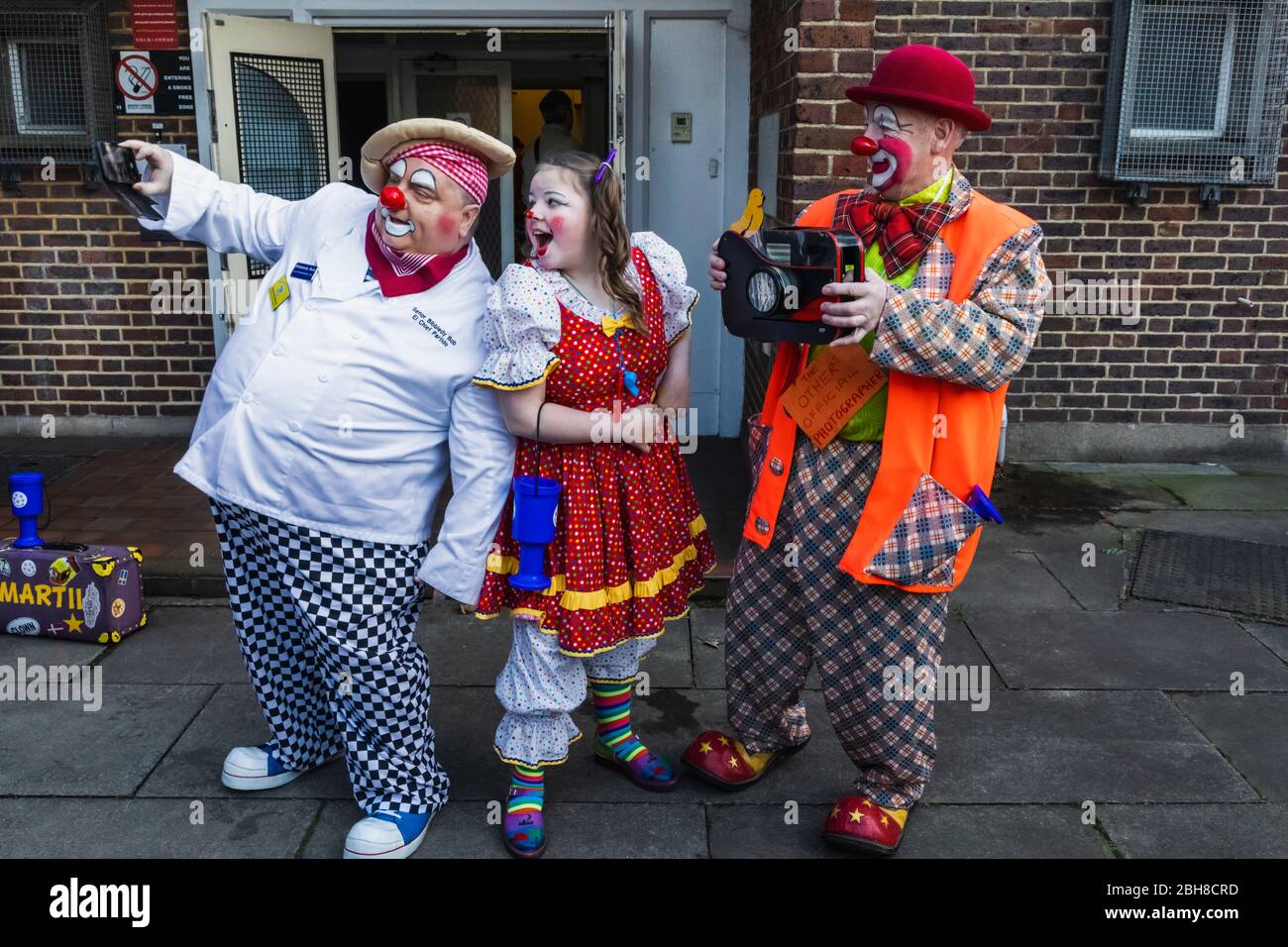 Inghilterra, Londra, l annuale Grimaldi clown servizio di chiesa in chiesa di Tutti i Santi, Haggerston, gruppo di clowns tenendo Selfie foto Foto Stock