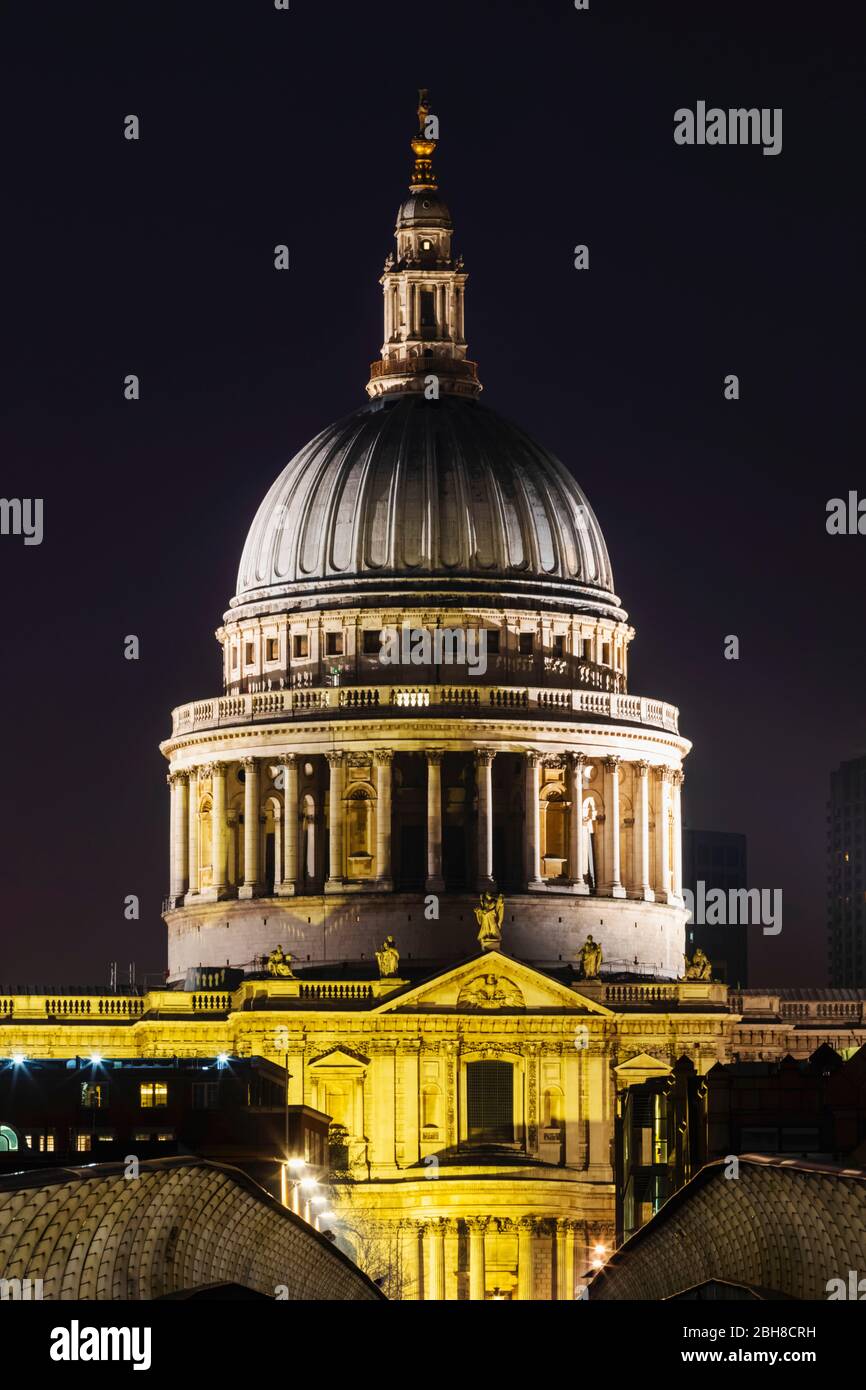 Inghilterra, Londra City di Londra, il Millennium Bridge e San Paolo Cattedrale di notte Foto Stock