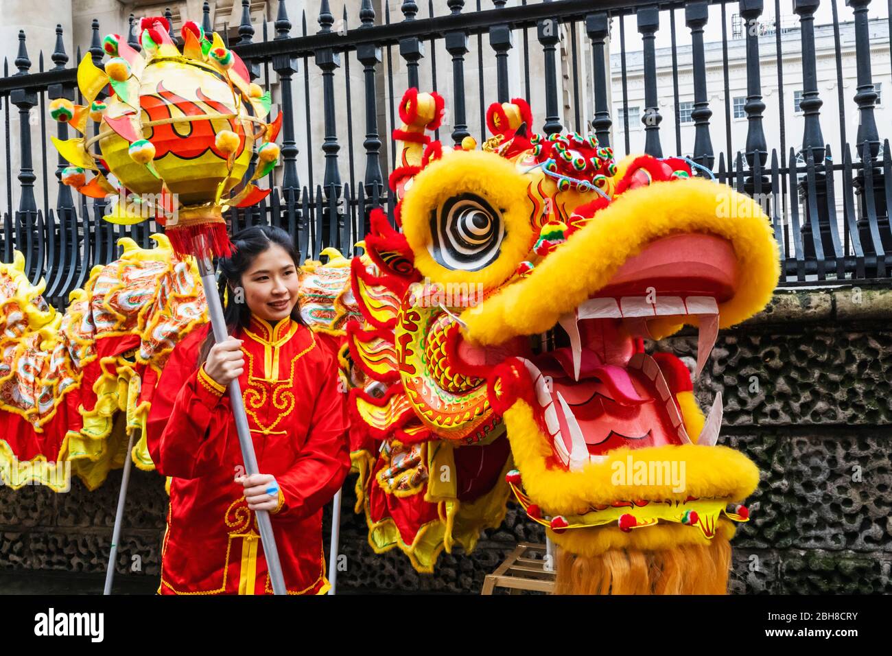 Inghilterra, Londra, Chinatown, il Nuovo Anno Cinese Parade, Drago Cinese e sfilata partecipante in Costume cinese Foto Stock