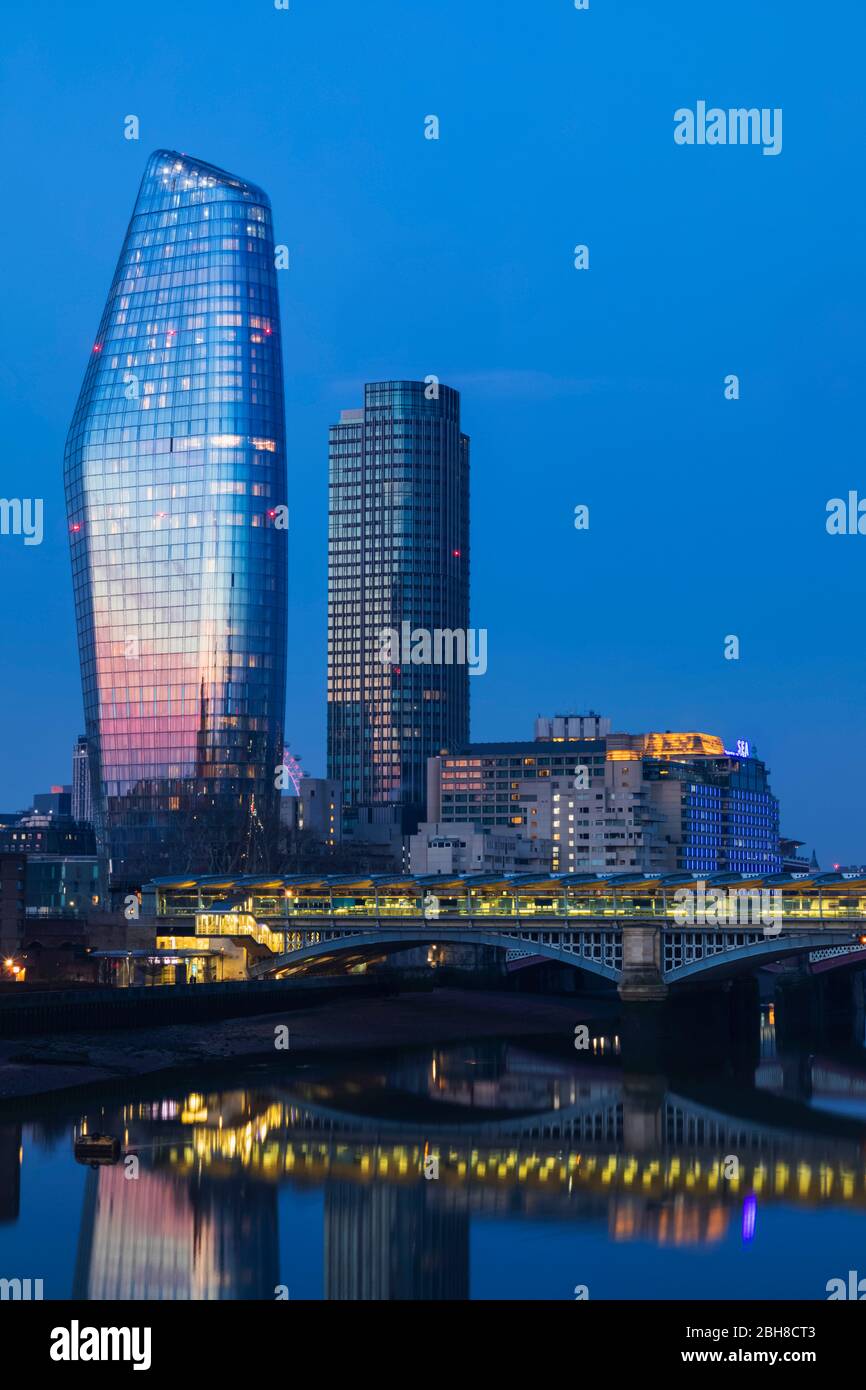 Inghilterra, Londra, Southwark, uno Blackfriars Building e il fiume Tamigi all'alba Foto Stock