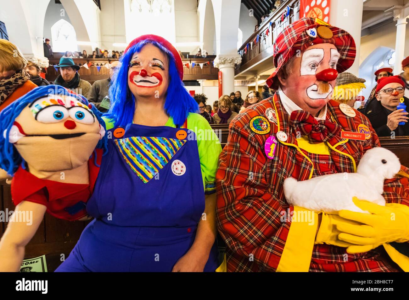 Inghilterra, Londra, l annuale Grimaldi clown servizio di chiesa in chiesa di Tutti i Santi, Haggerston, clown all'interno della Chiesa di Tutti i Santi Foto Stock