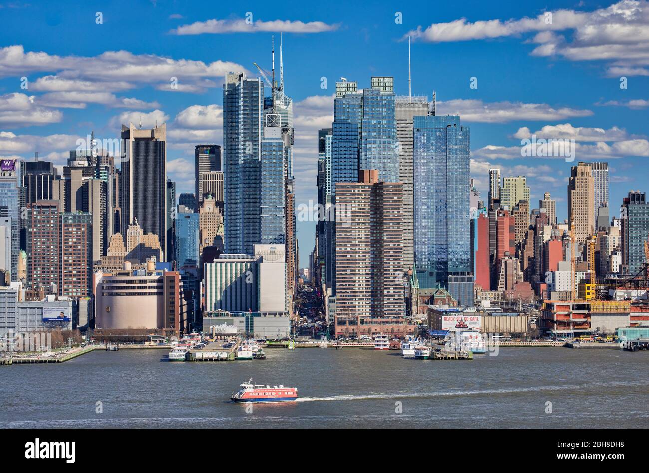 Stati Uniti d'America, New York City, Manhattan, 42th. Strada e sul fiume Hudson Foto Stock