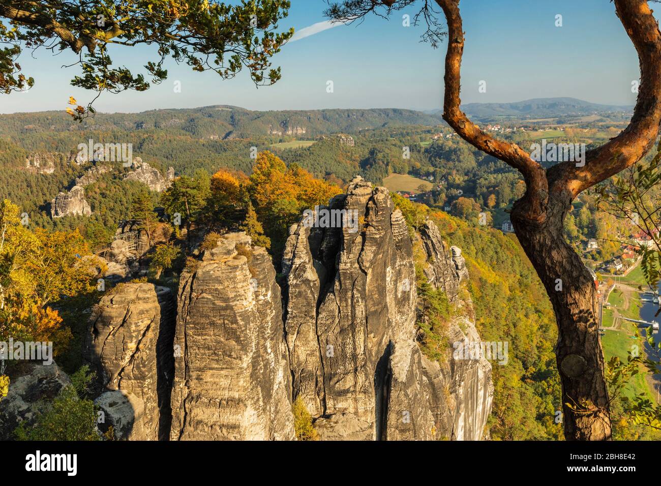 Torri rocciose ai Bastei vicino a Rathen, montagne di arenaria dell'Elba, Parco Nazionale della Svizzera Sassonia, Sassonia, Germania Foto Stock