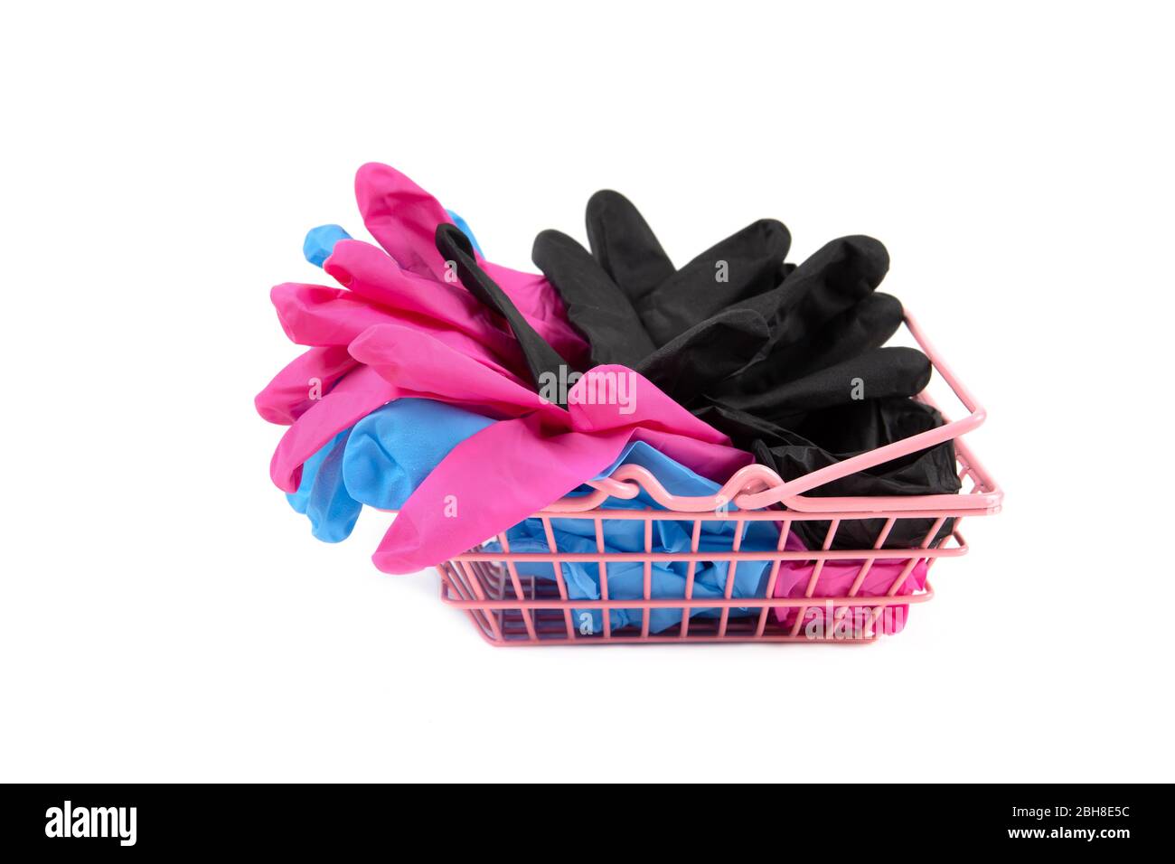Piccolo cestino pieno di guanti in nitrile monouso multicolore isolato su bianco. Foto Stock