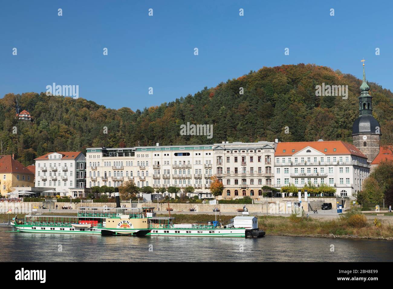 Historiischer Raddampfer, Elbe, St. Johannis Kirche hinten, Bad Schandau, Nationalpark Sächsische Schweiz, Sachsen, Deutschland Foto Stock